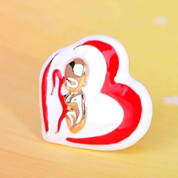 VQ Baby in Heart Shape Brooch - Picture 1 of 7